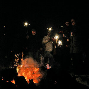 1262979083
Sylvia's Feuer-Foto, aufgehellt...
