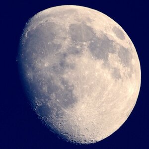 Mond mal tagsüber freihand mit 2x Konverter und 150-500