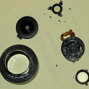 Ein AF-S DX 18-70 /3.5-4.5G IF-ED, das total zerlegt werden musste, da es vom Vorbesitzer kaputt repariert worden war.