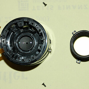 Ein AF-S DX 18-70 /3.5-4.5G IF-ED, das total zerlegt werden musste, da es vom Vorbesitzer kaputt repariert worden war.
