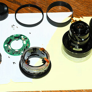 Ein AF-S DX 18-70 /3.5-4.5G IF-ED, das total zerlegt werden musste, da es vom Vorbesitzer kaputt repariert worden war.