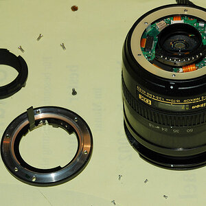 Ein AF-S DX 18-70 /3.5-4.5G IF-ED, das total zerlegt werden musste, da es vom Vorbesitzer kaputt repariert worden war.