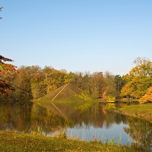Branitzer Park mit der Fürst Pückler Pyramide.