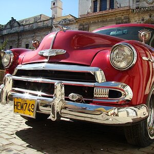Einer der vielen wunderschoenen Oldtimer auf den Strassen Kubas.