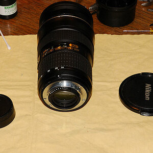 AF-S Nikkor 24-70/2.8G ED:
Fertig repariert, von hinten gesehen.