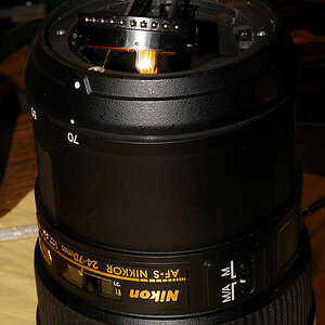 AF-S Nikkor 24-70/2.8G ED:
Der hintere Tubus-Ring, der das Bajonett aufnimmt, wird montiert