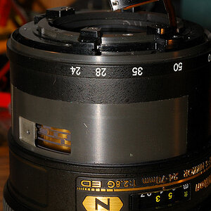 AF-S Nikkor 24-70/2.8G ED:
Zoom-Ring aufgesetzt