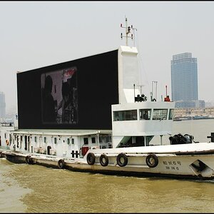 Werbungsschiff auf Huangpu-Fluss in Shanghai