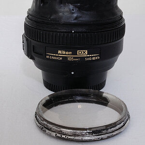 Aus dem kaputten AF-S DX 18-105/3.5-5.6G ED VR-Nikkor gebautes Telemakro AF-S DX 105mm/5.6G ED Maßstab bis 1:3,67 bei 34 cm Abstand Objekt/Sensor.
Vor