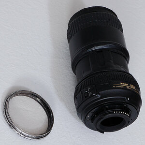 Aus dem kaputten AF-S DX 18-105/3.5-5.6G ED VR-Nikkor gebautes Telemakro AF-S DX 105mm/5.6G ED Maßstab bis 1:3,67 bei 34 cm Abstand Objekt/Sensor.
Lin