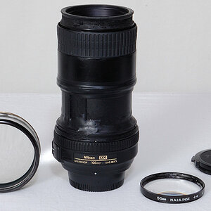 Aus dem kaputten AF-S DX 18-105/3.5-5.6G ED VR-Nikkor gebautes Telemakro AF-S DX 105mm/5.6G ED Maßstab bis 1:3,67 bei 34 cm Abstand Objekt/Sensor.
Lin