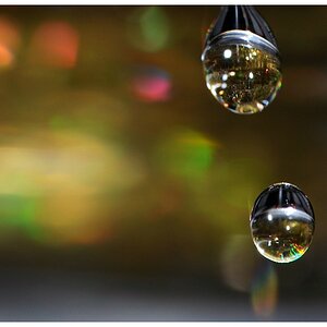 Wassertropfen auf Holofolie
gedreht, Chromeffekt durch Reflexion