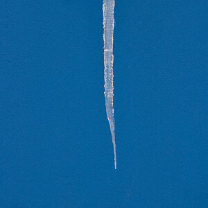 Eiszapfen vor Blau