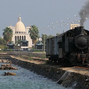 FE 442 055 Massawa 0765
Hier ist der Zug auf den 2. Damm.
Auch "Rote Meer" ist türkisblau.