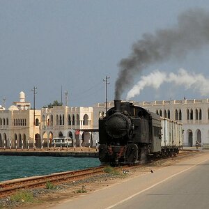 FE 442 055 Massawa 3478
Massawa liegt auf zwei Inseln die durch Dämme verbunden sind.
Hier verläßt der Zug die Altstadt auf den 1. Damm