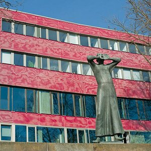 Der Rufer (Barlach) vor dem Fernseh- und Rundfunkstudio Radio Bremen.
