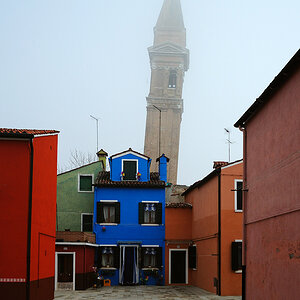 Burano, schiefer Turm und bunte Häuser