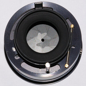 Die Blende des 105/2.5 MF-Nikkors nach der Reinigung - wie neu!