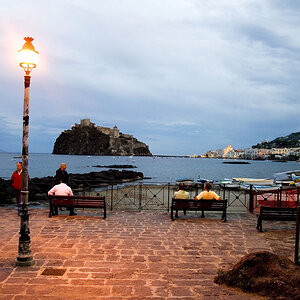 Ischia Ponte mit dem Castello am Fischerstrand. Da wo O Sole Mio wohnt.