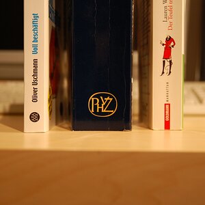 Bücher III (links vorne, rechts hinten)
