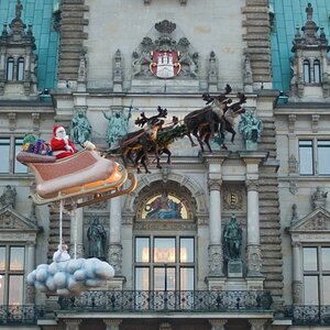 D80, 50mm, f/2,2 ISO 320, 1/80s kein Blitz, freihand, entstanden am Weihnachtsmarkt Hamburger Rathhaus 14.12.2008 um 16:08

Leider unscharf aber ich w