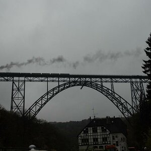 Die Müngstener Brücke zwiscen Solingen und Remscheid 2008 - ja, es fährt dort eine Dampflok.