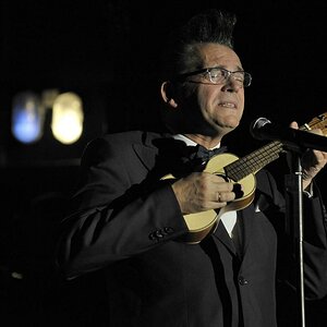 "Götzi" Götz Alsmann gab sich in der Feuchtwanger Stadthalle "Kasten" die Ehre und brillierte auch als Ukulele-Quäler...