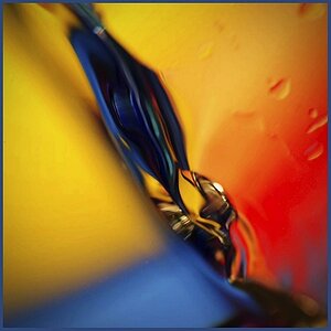 bunt

Wasser und Wassertropfen, Glas, bunter Hintergrund