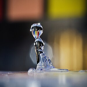 "Streifencop" :)

Wassertropfen in Entstehung vor gestreiftem Hintergrund