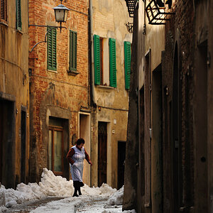 Gasse, Schnee & Kittel