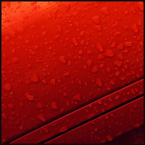 rotes Auto im Regen