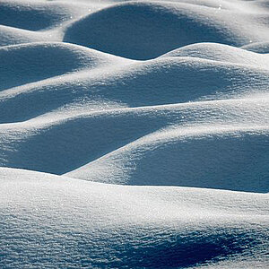 Liegende Schneefiguren II