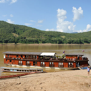 "Mekong Sun" an der Sandbank nahe Luang Prabang