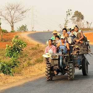 Kleiner Traktor auf großer Fahrt
zwischen Mandalay und Maymyo
(3557)