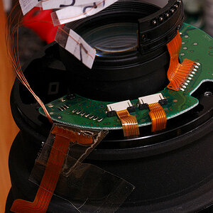 SIGMA AF 120-300mm f/2.8 D APO HSM für Nikon mit Sturzschaden.
Montage des abgerissenen GMR-Geber-Flexikabels.