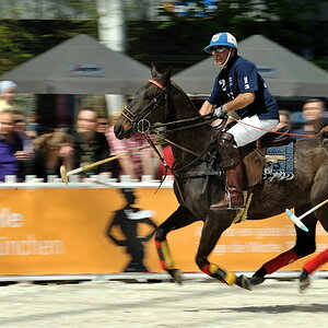 07 20100425 134113 airport polo 01