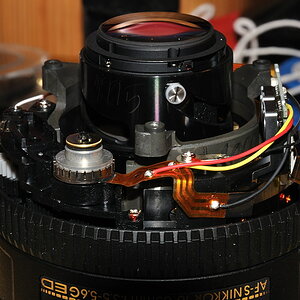 Ein AF-S DX 16-85/3.5-5.6G VR Nikkor hat keinen großen direkt antreibenden SWM, sondern nur einen kleinen mit Getriebe.