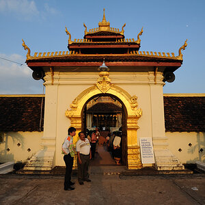 Eingang zum Wat That Luang