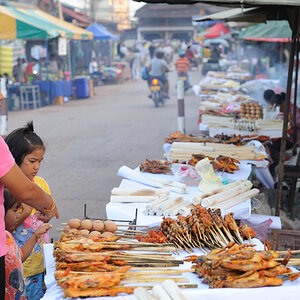 Auf dem Markt beim Wat That Luang