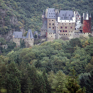 01 07 27a Burg Eltz Seitenansicht