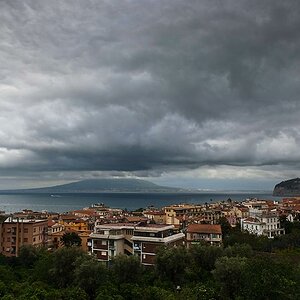 bedrohliches Wolkenszenario über dem Vesuv, Blick von Sorrent.