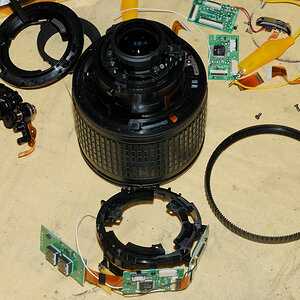 AF-S DX 18-135/3.5-5.6G ED mit abgebrochenem Bajonett und defekter Steuerungsplatine
