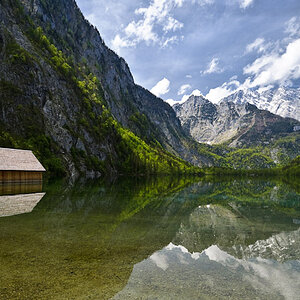 Der Obersee (Königssee) in der Region Berchtesgaden an einem Mainachmittag.