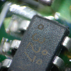 Mit selbstgebasteltem Lupenobjektiv (Maßstab 1:5,5):
Kleines IC auf einer kleinen Nikon-AF-S-Motorplatine,
Fokus auf der Beschriftung des IC