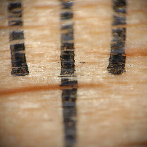 Mit dem selbstgebasteltem Lupenobjektiv-Vorsatz am 85/3.5G micro VR - Nikkor (Maßstab 1:5,5):
4,3 mm auf einem Meterstab aus Holz
