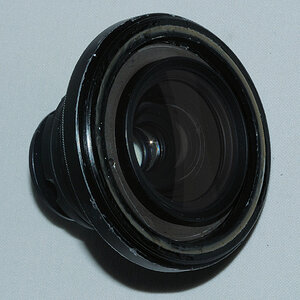 Der selbstgebastelte Lupenobjektiv-Vorsatz
(Linsensatz eines alten 24/2.8-Objektives, in Retrostellung in einen 52mm Filterring geklebt)