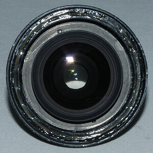 Der selbstgebastelte Lupenobjektiv-Vorsatz
(Linsensatz eines alten 24/2.8-Objektives, in Retrostellung in einen 52mm Filterring geklebt)