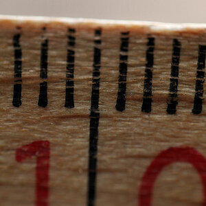 11,8 mm eines Meterstabes aus Holz,
mit dem AF-S 50/1.4G in Retrostellung vor dem 85/3.5G micro VR - Nikkor (Maßstab 1:2)