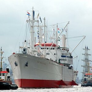 Die Cap San Diego wird von einem Schlepper in den Hamburger Hafen gezogen.