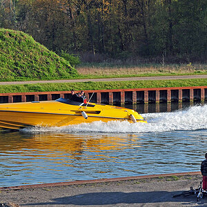 Speed Boating auf dem Hamm-Datteln-Kanal (D300, 75mm, 6.3, 1/500s) MHX 0425 A x